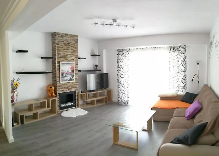 Beautiful Near Port And Castle Apartament